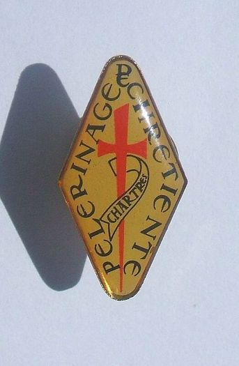 CHRISTIAN PILGRIMAGE TO CHARTRES (France) - a pilgrims souvenir badge of the annual pilgrimage from Paris to Chartres (1980s)