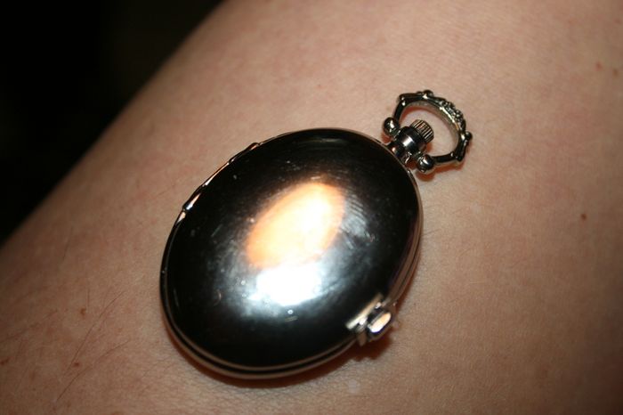 Women's Oval Shaped Vintage Alloy Quartz Analog Pocket Watch 6cm x 3,5cm
