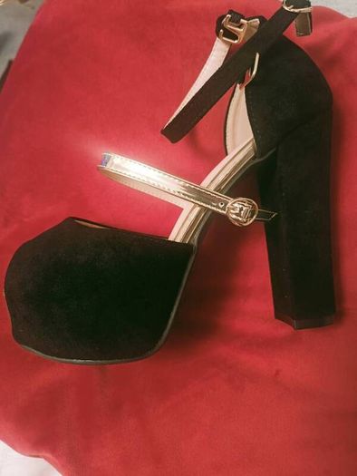 Womens heels Size 4