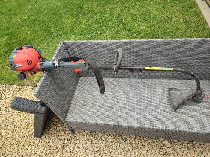 petrol grass trimmer