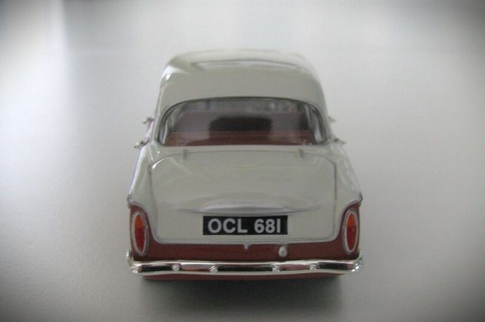 Diecast Model Hillman Minx Series IIIA Red & Cream - Collectable Vanguards 1:43