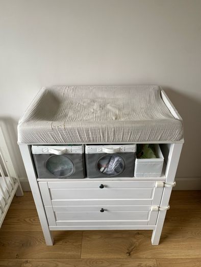 baby change table