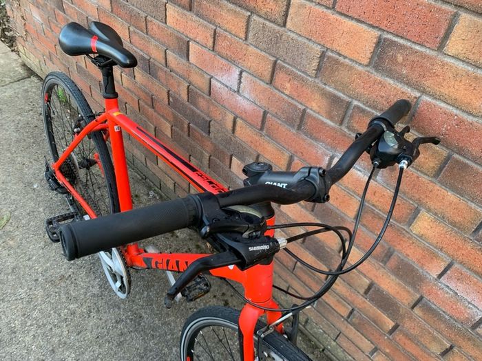28 Inch Giant Escape hybrid bike