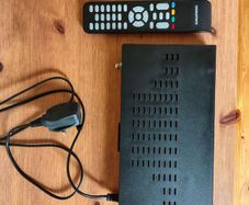 Grundig Freesat Gox with Remote for Parts or Repair.