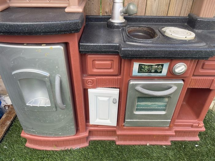 Toy kitchen