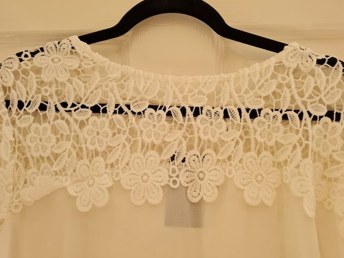 PLUS SIZE (24) White Floral Crochet Neck Top. New