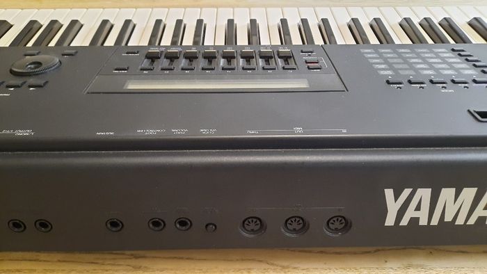 Yamaha SY85 Synthesizer