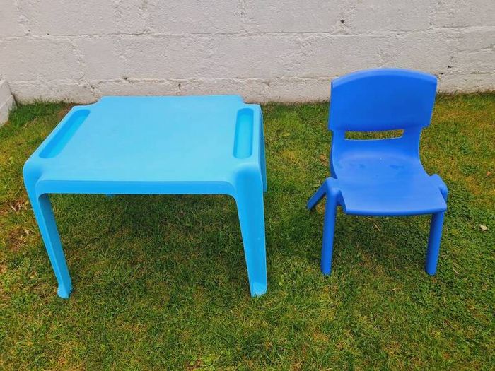 kids table and chair