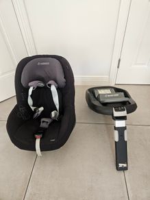 Maxi Cosi Pearl car seat and isofix base