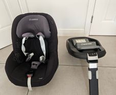 Maxi Cosi Pearl car seat and isofix base