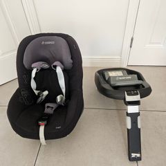 Maxi Cosi Pearl car seat and isofix base