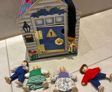 Melissa & Doug Doorbell House