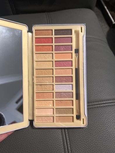 24 colour Nicole miller pallet
