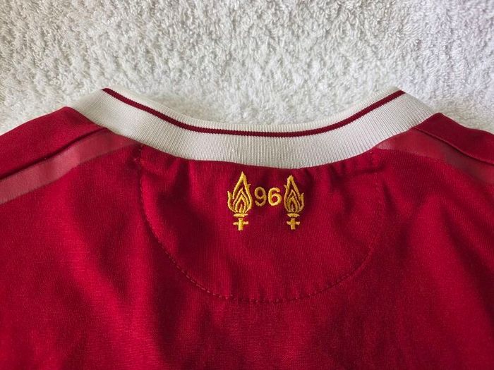 Liverpool Football Club Home Jersey 2017 to 2018 Childrens Large New Balance