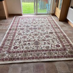 This is a Tabriz brand rug, specifically the Bergama design in ivory. 330x220 cm