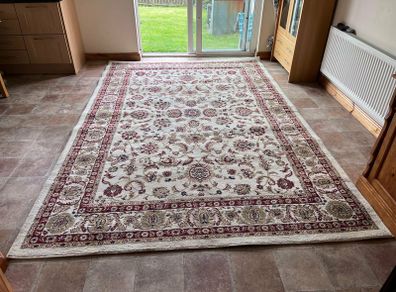 This is a Tabriz brand rug, specifically the Bergama design in ivory. 330x220 cm