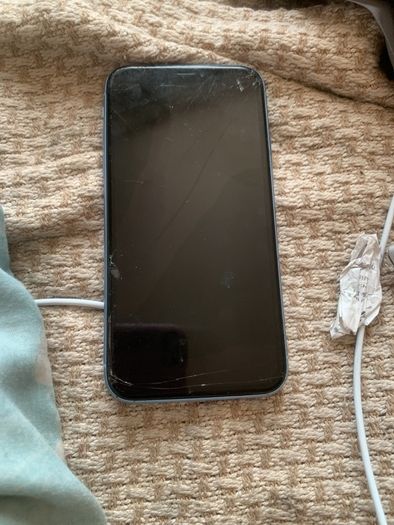 iPhone XR 1TB broken screen
