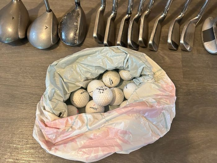 Full beginner golf set Titleist and Wilson with bag and golf balls