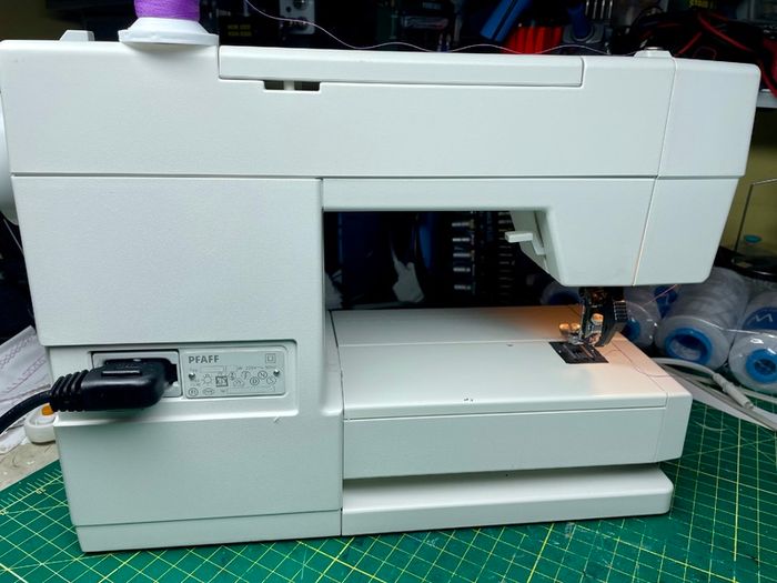 PFAFF Edition 130 Dual Transport (IDT) Heavy Duty Domestic Sewing Machine - Just fully serviced - Excellent condition - German made quality