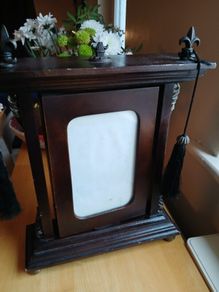 Gorgeous Wooden Vintage/Antique Curio Photo Table Cabinet