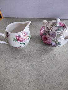 Rare find  Maxwell & Williams - Chintz, Rose Bud lidded sugar and creamer