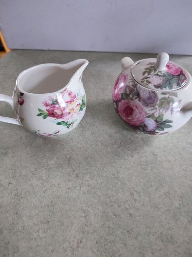 Rare find  Maxwell & Williams - Chintz, Rose Bud lidded sugar and creamer