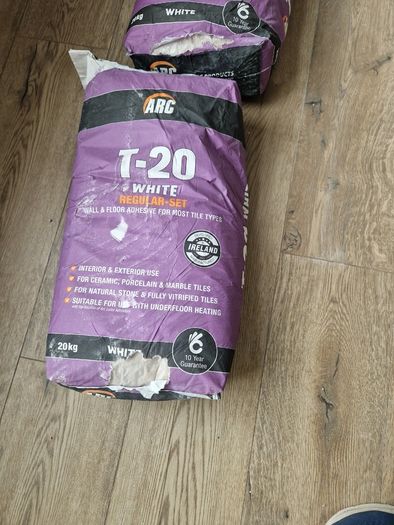 2 bags of adhesive unopened 20 Euro each