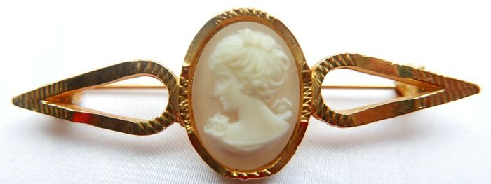 Vintage Exquisite English Cameo on a bar pin
