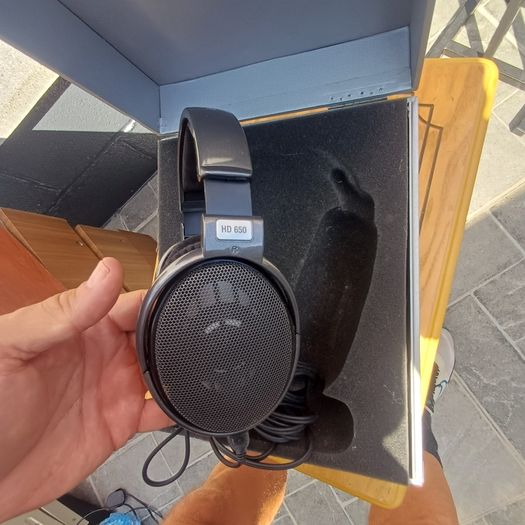 Legendary Reference Class Sennheiser HD650 open-back dynamic headphones boxed