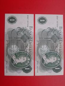2 X 1970s Bank of England One Pound Note in Sequence