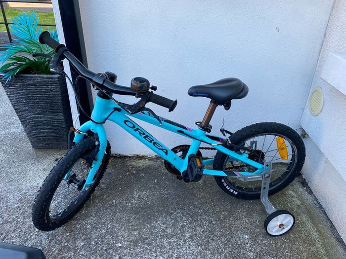 training wheels /stabilisers plus kids bike age 4-6