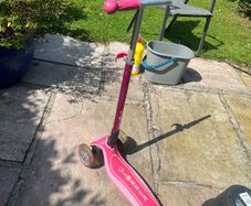 3 wheel children's light up scooter, one handle bar grip missing.