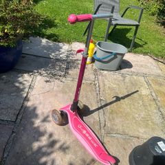 3 wheel children's light up scooter, one handle bar grip missing.