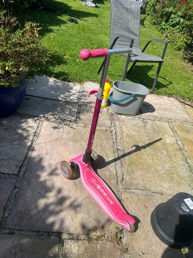 3 wheel children's light up scooter, one handle bar grip missing.