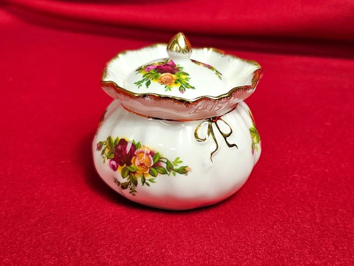 Royal Albert Old Country Roses Dorothy pot