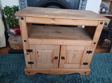 Mexican pine TV unit