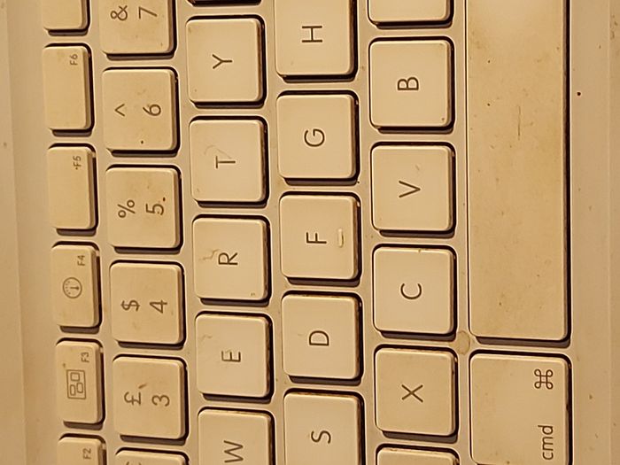 Vintage Apple MacBook, working fine and in reasonable condition for its age. No Charger