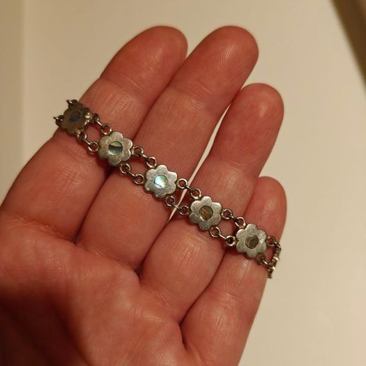 silver bracelet with mother of pearl in little flowers
