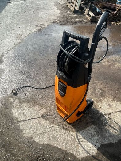 Halfords HP200 electric pressure washer