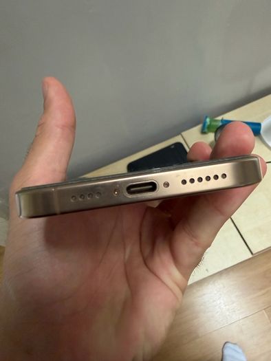 IPhone 16 pro max 256 gb unlocked,100% battery health comes with the box and the charger.