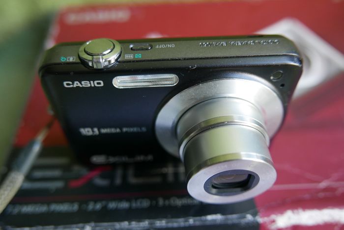 Casio Exilim EX-Z1050 Digital camera Made w/ Box and Accessories , universal charger- Tested