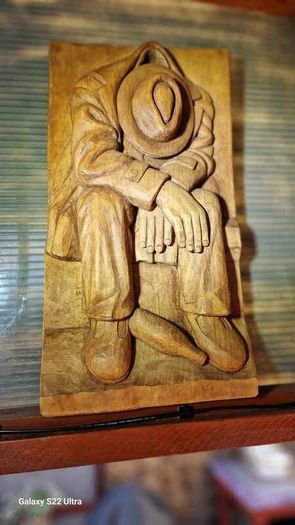 Sculptures, portraits made of wood.