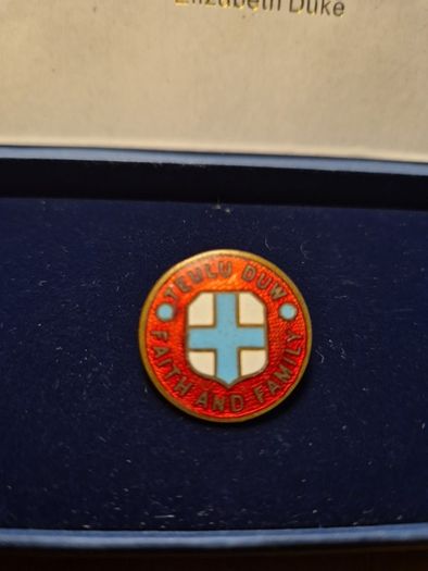 Antique Edwardian Welsh "Teulu Duw Faith & Family" blue cross enamel badge.