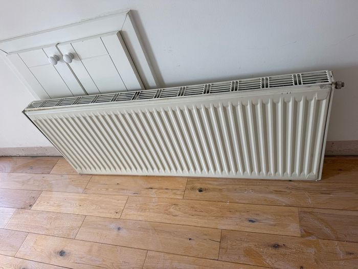 130cm white radiator with brackets