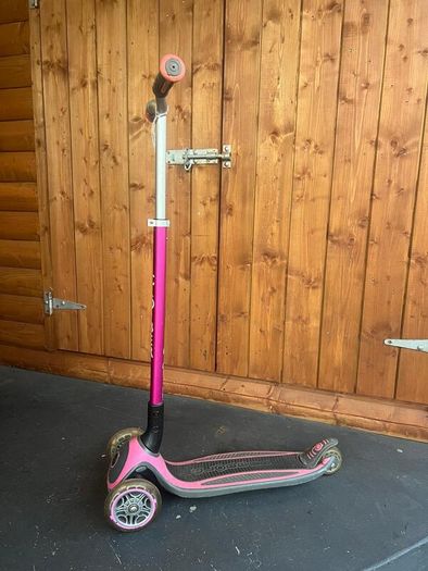 3-wheel Kids Scooter Globber and pink helmet