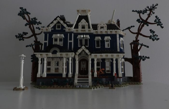 LEGO - Stranger Things - Creel House and WSQK Radio Station