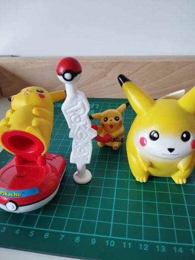 Vintage Pokemon Figures & Pokeballs (90s)