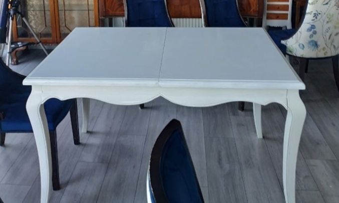 Extendable solid dining table