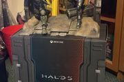 Halo genuine action figure box like new ! No game included