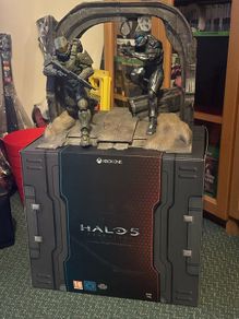Halo genuine action figure box like new ! No game included